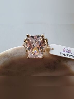 Beautiful Clear Crystal Stretch Ring - Gold Tone